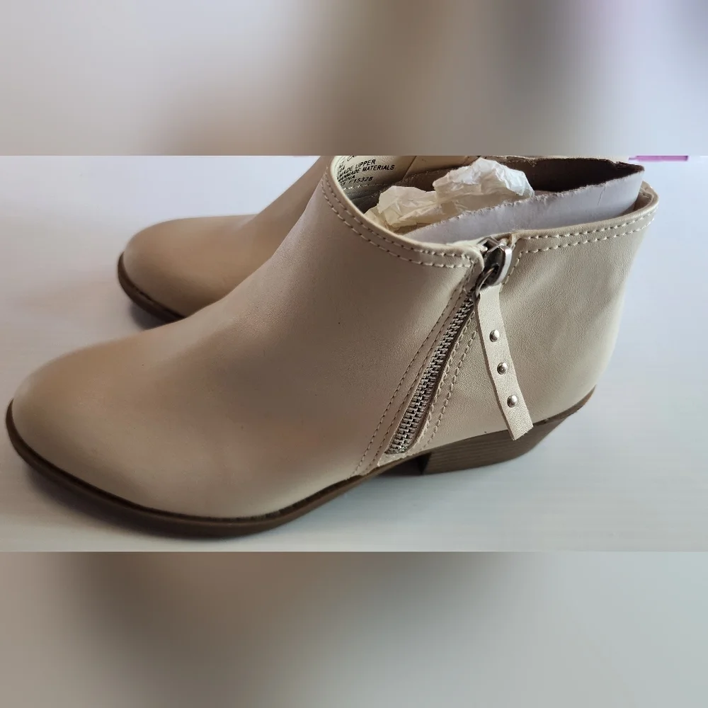 Arizona Jean Company Cream Ankle Boots with Minimalist Design - Picture 6 of 9